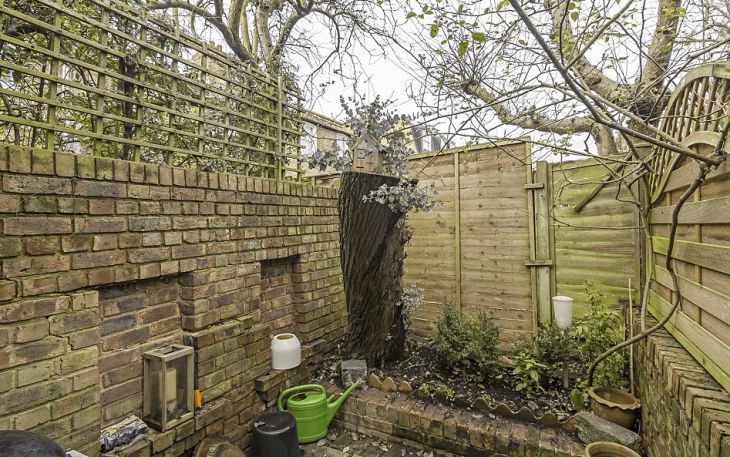 Million dollar 2-yard wide house in London