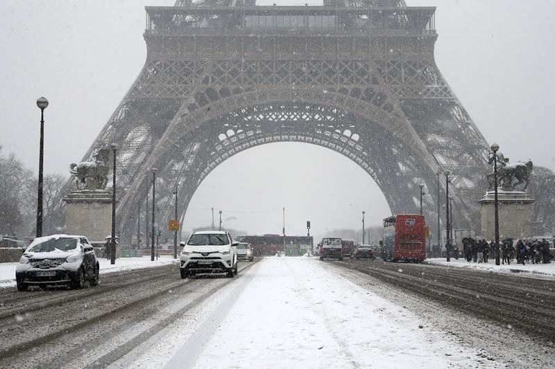 Eiffel Tower closed due to snow in Paris