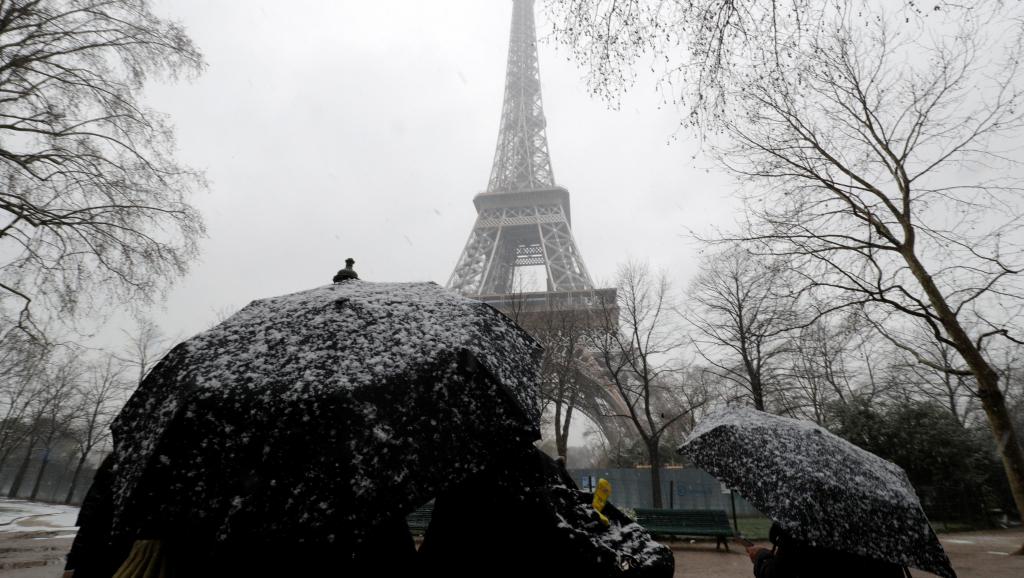 Eiffel Tower closed due to snow in Paris