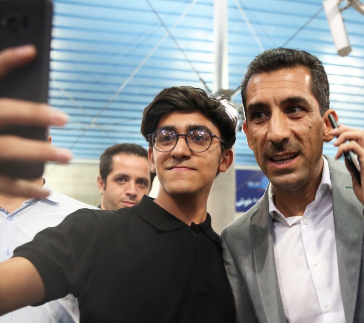 Alireza Faghani arrives home from World Cup