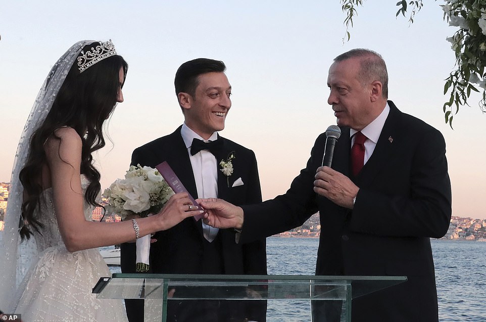 Erdogan the best man at footballer's wedding
